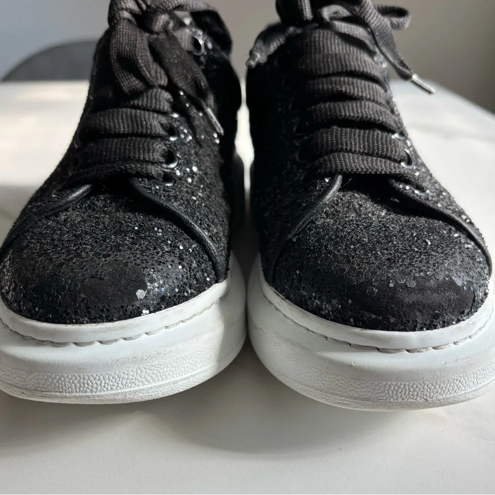 Alexander McQueen Oversized sneakers in a black glitter finish white sole sz 38 - Picture 4 of 11
